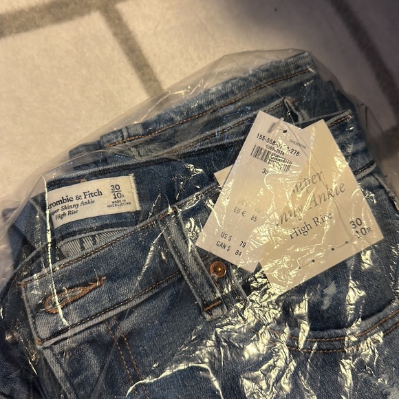 Abercrombie “The Super Skinny Ankle” jeans NWT. - Picture 4 of 5